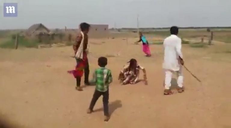 Συγκλονίζει το βίντεο αρπαγής ανήλικης νύφης- Πετάνε κάτω και χτυπάνε επανειλημμένα τη μητέρα της (βίντεο)